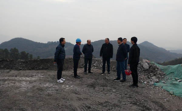 集團(tuán)公司黨委副書記、總經(jīng)理龔華東到矸石項(xiàng)目部視察 